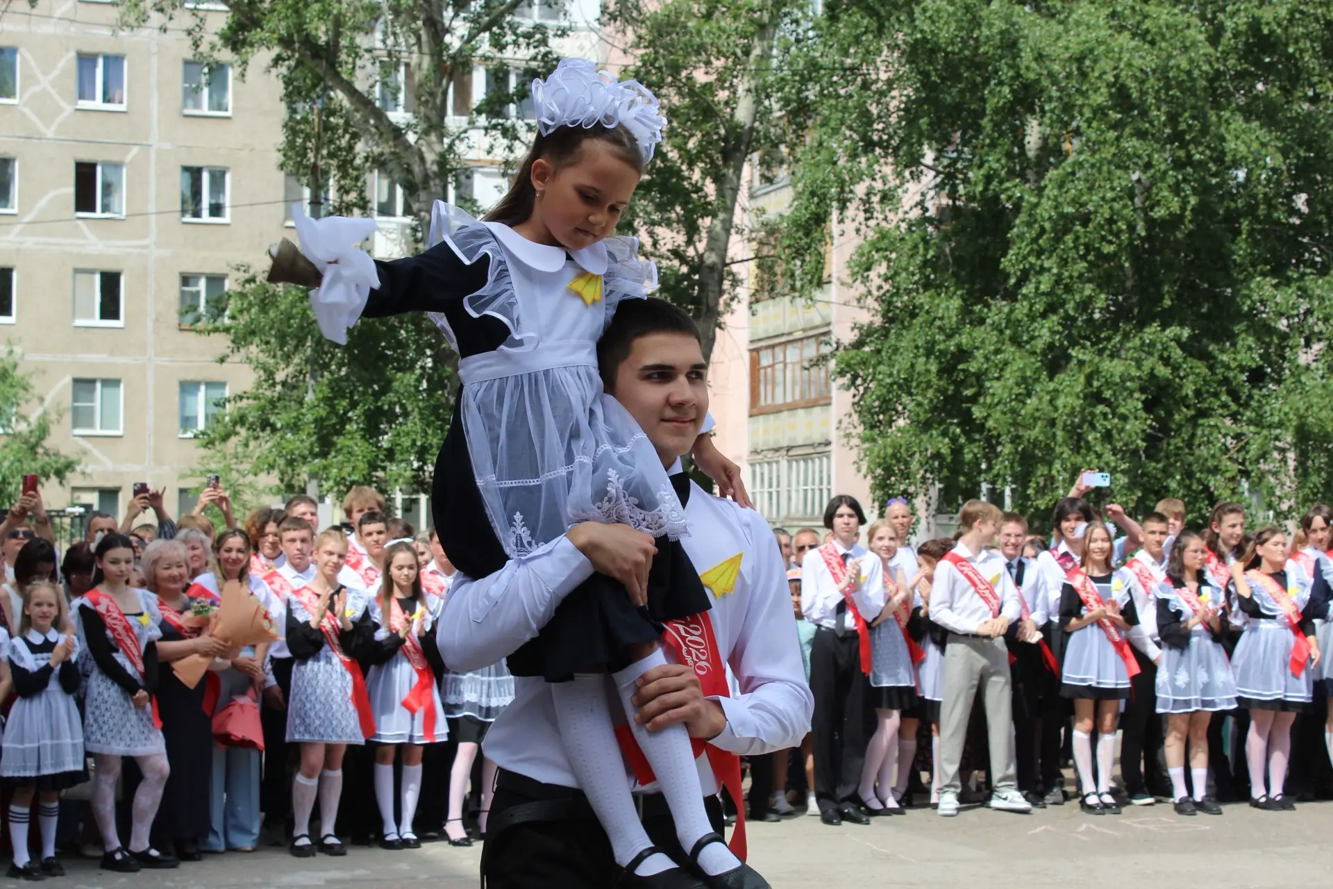 Сегодня в нашем МАОУ «Лицей №68» прозвенел Последний звонок. 🎓  Главные герои этого дня — наши выпус