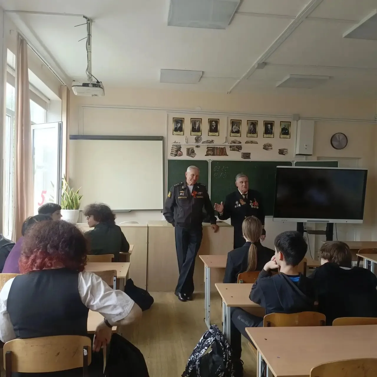 Сегодня в 8 "И" классе прошел Урок мужества, посвященный Дню памяти великого русского полководца Але
