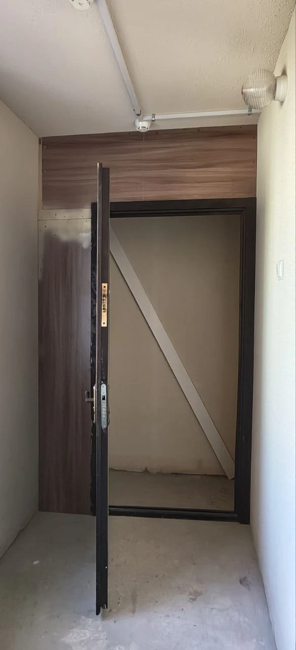Житель пятой парадной Джанкойской 1 корпус 1 забыл, что на дворе не девяностые, и решил...