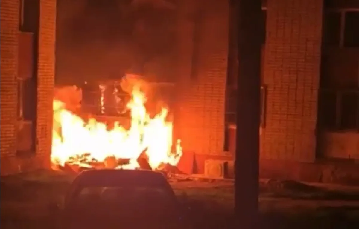 Горящий мусор повредил отделку нескольких квартир на улице Попова в Смоленске