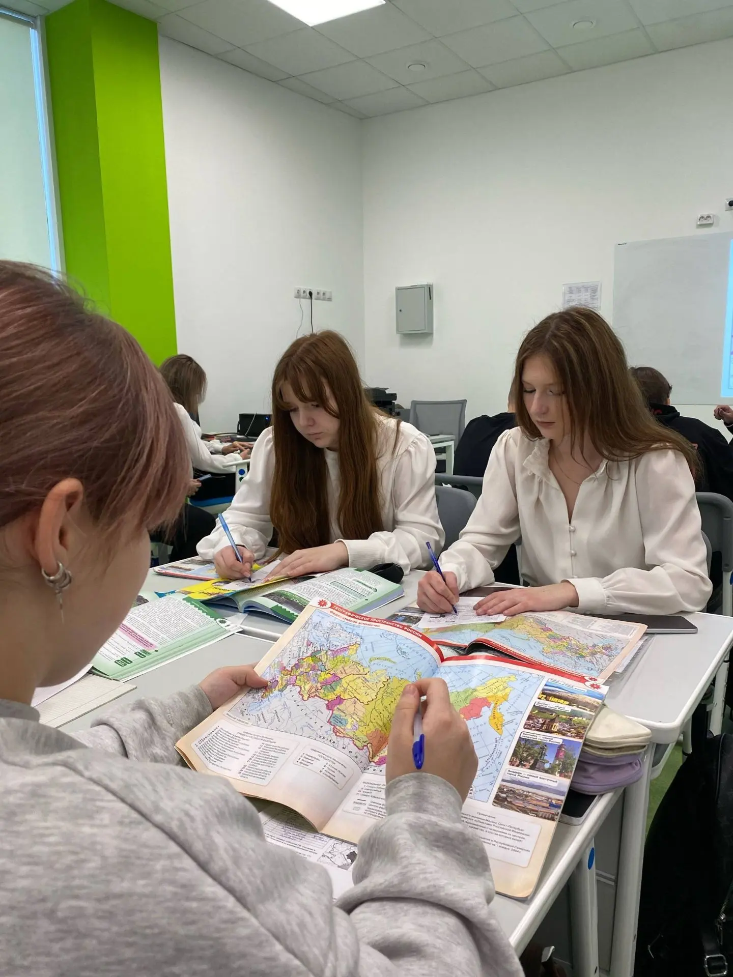 Сегодня мы провели необычный урок географии в 9 классе, где активно применяли современные технологии