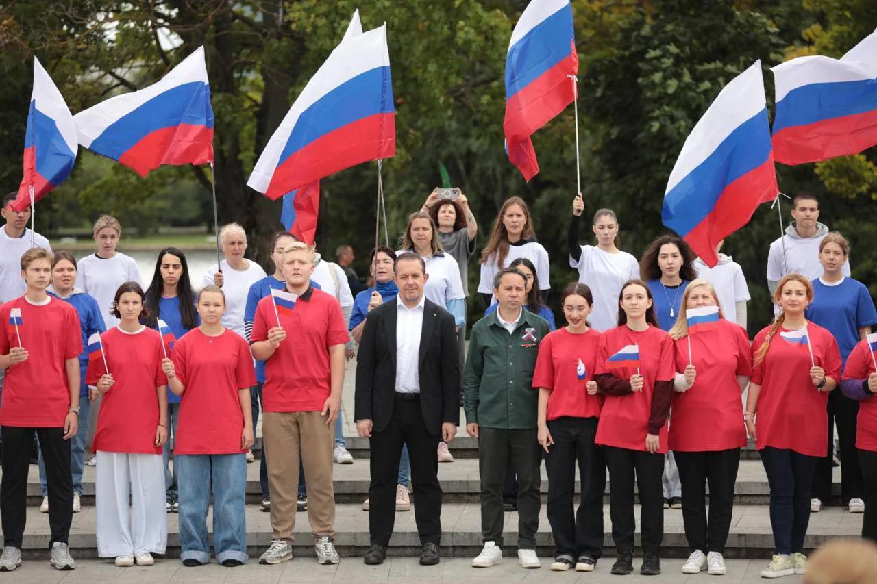Сегодня в парке «Дружба» прошла патриотическая акция в преддверии Дня Государственного ...