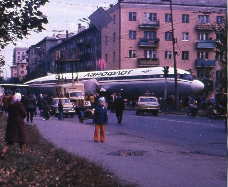 ✈🏙 Самолёт посреди улицы Свердловска

📸 Свердловск, 1977 год.

Для жителей города это была соверше