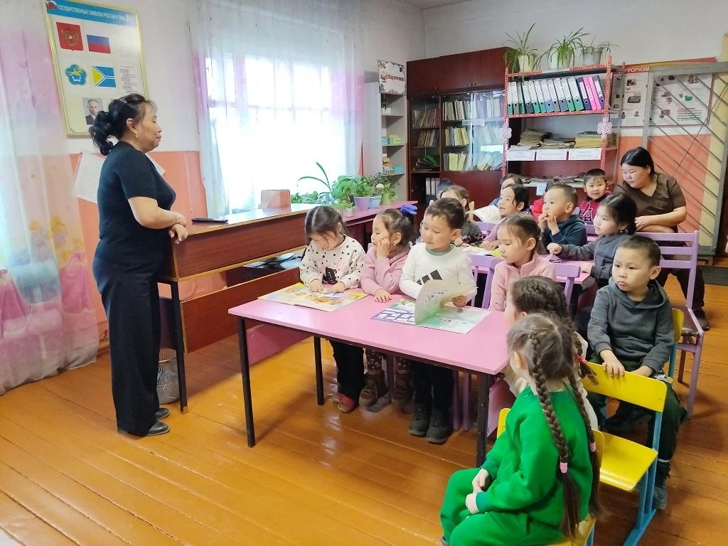 Сегодня, воспитанники старшей группы "Цветочки" совершили экскурсию в районную детскую ...