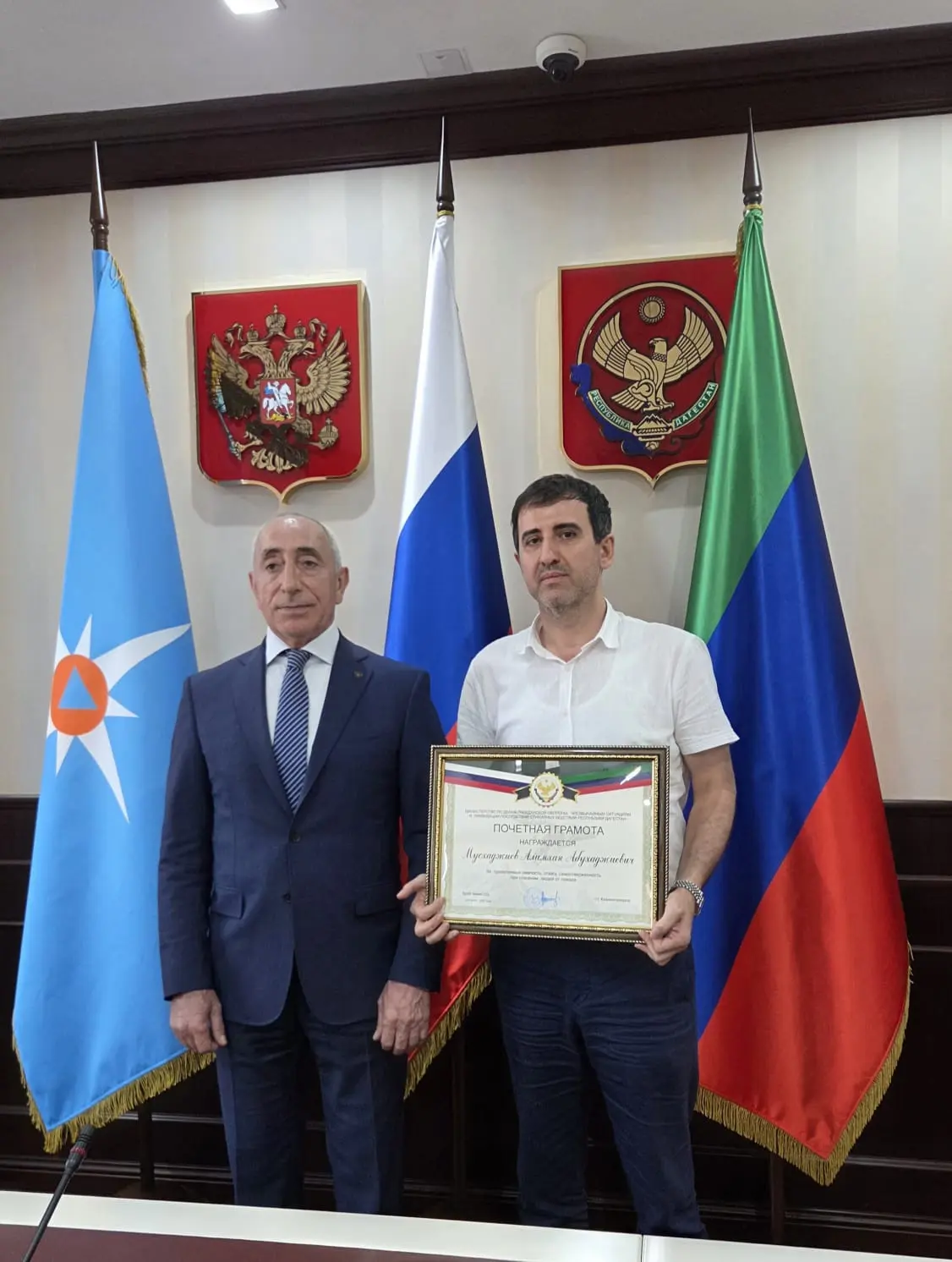 Декан педиатрического факультета ДГМУ Алимхан Мусхаджиев награждён за спасение девушки
