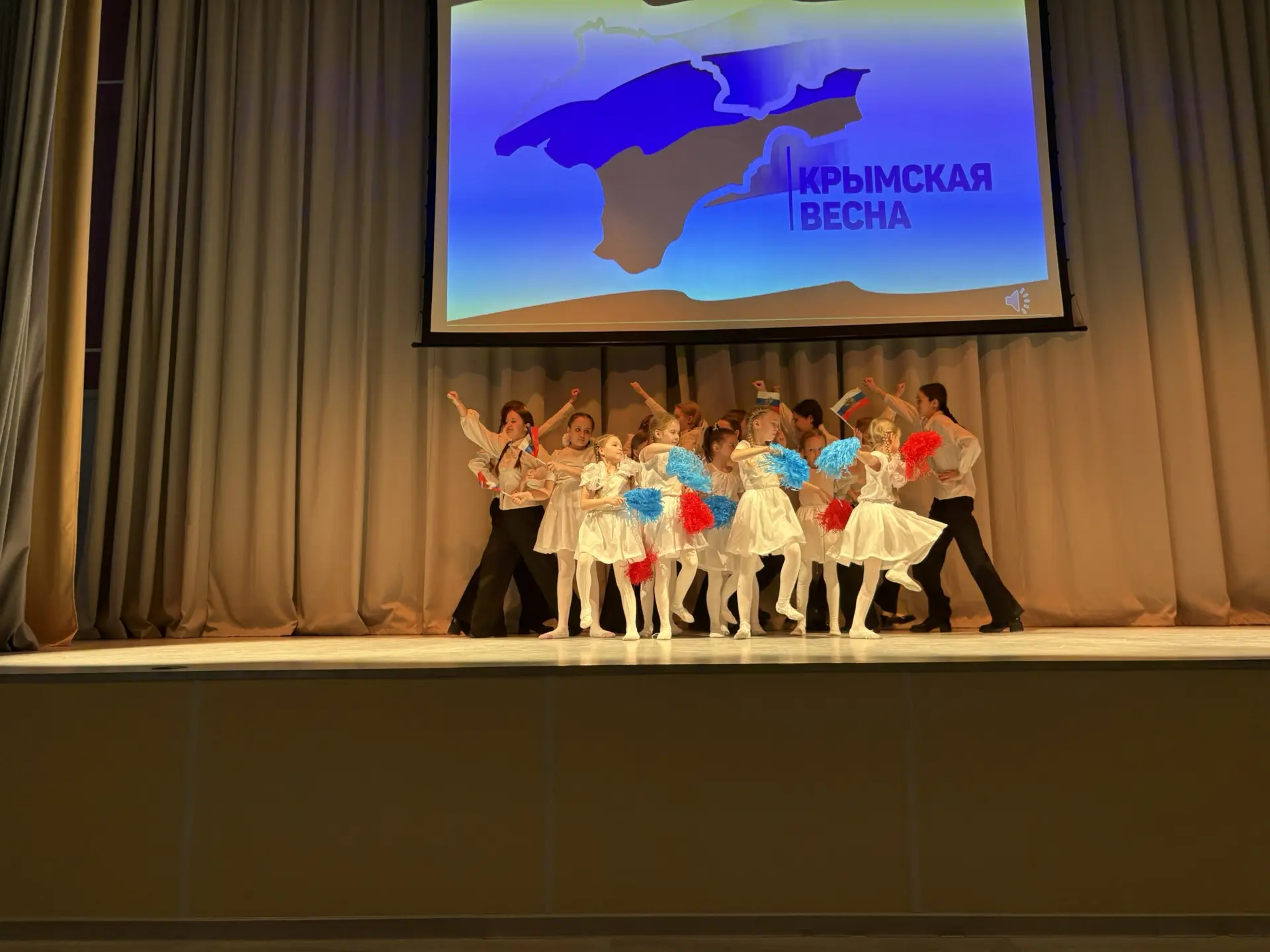 🇷🇺 18 марта в нашей школе для учащихся 8-11 классов прошло торжественное мероприятие «Россия. Крым. 