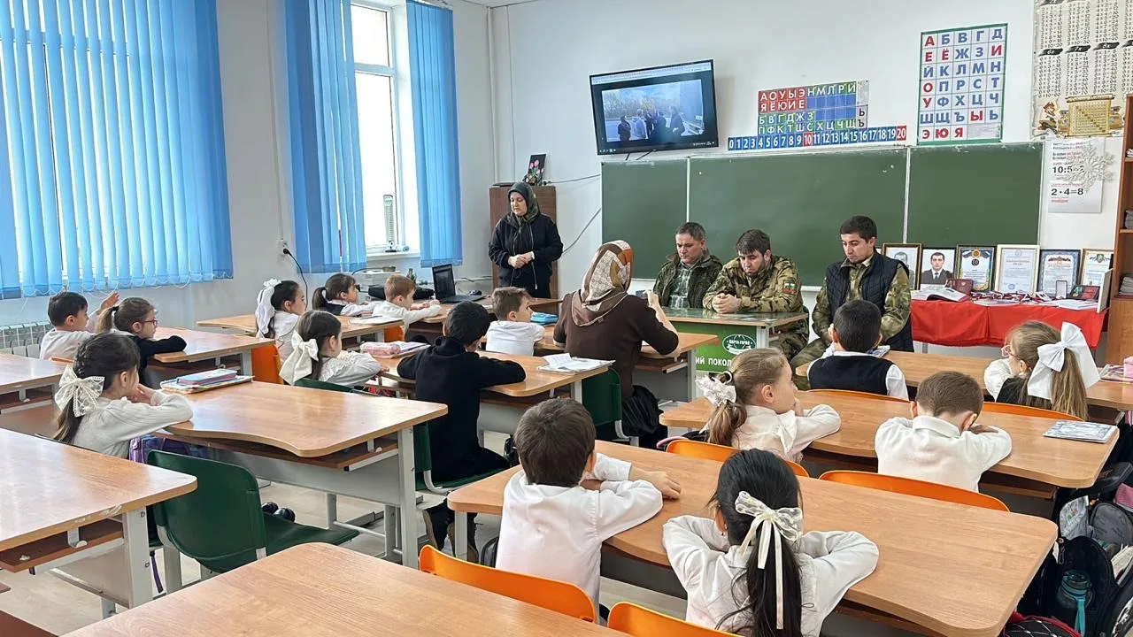 🇷🇺 Урок мужества в 1 «г» классе  ⚡️В рамках месячника патриотического воспитания в 1 «г» классе под 
