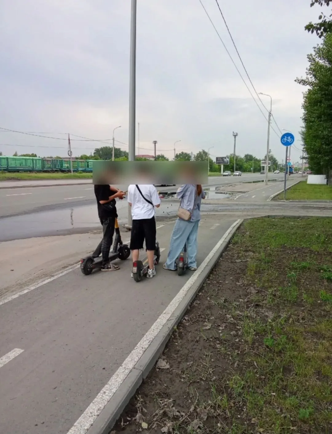 Внимание, электросамокат! 🛴 
📣Мы нередко видим как школьники демонстрируют езду по дороге на элект