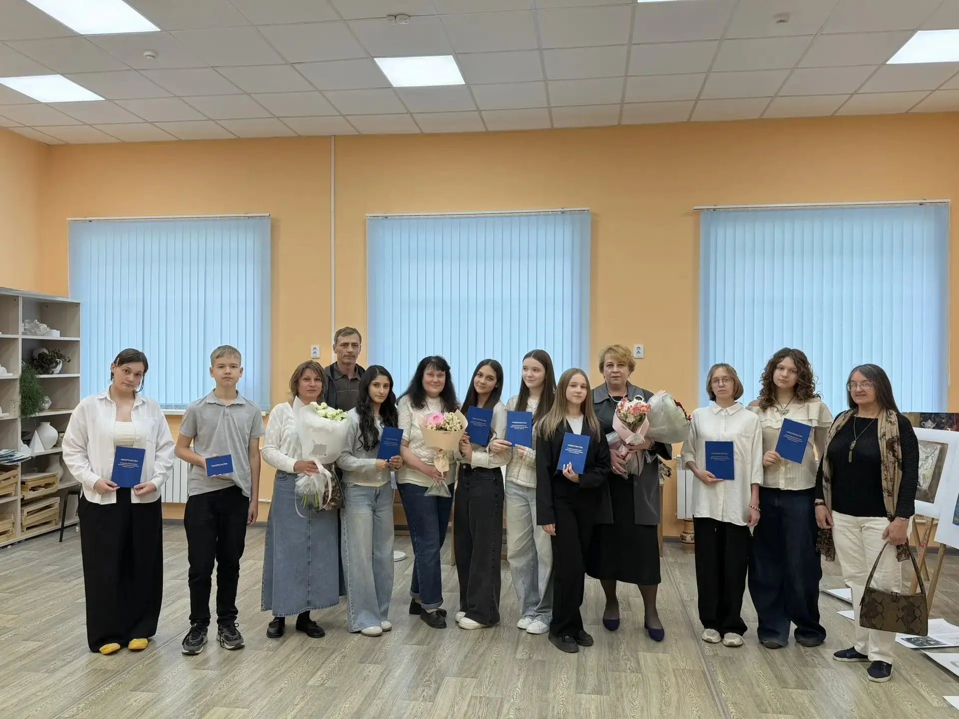Дорогие наши выпускники! Поздравляем  с окончанием художественной школы и от всей души ...
