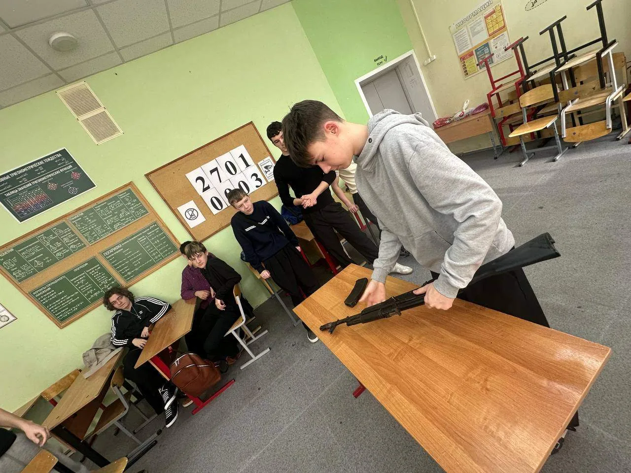 Курс молодого бойца в 10Б: готовимся к защите Отечества! 💪🔥 В преддверии Дня защитника Отечества на 