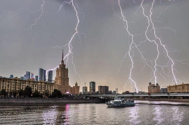 ⚡️Гроза и сильный ливень будут сегодня в Москве целый день, — МЧС

Порывы ветра при грозе достигнут 