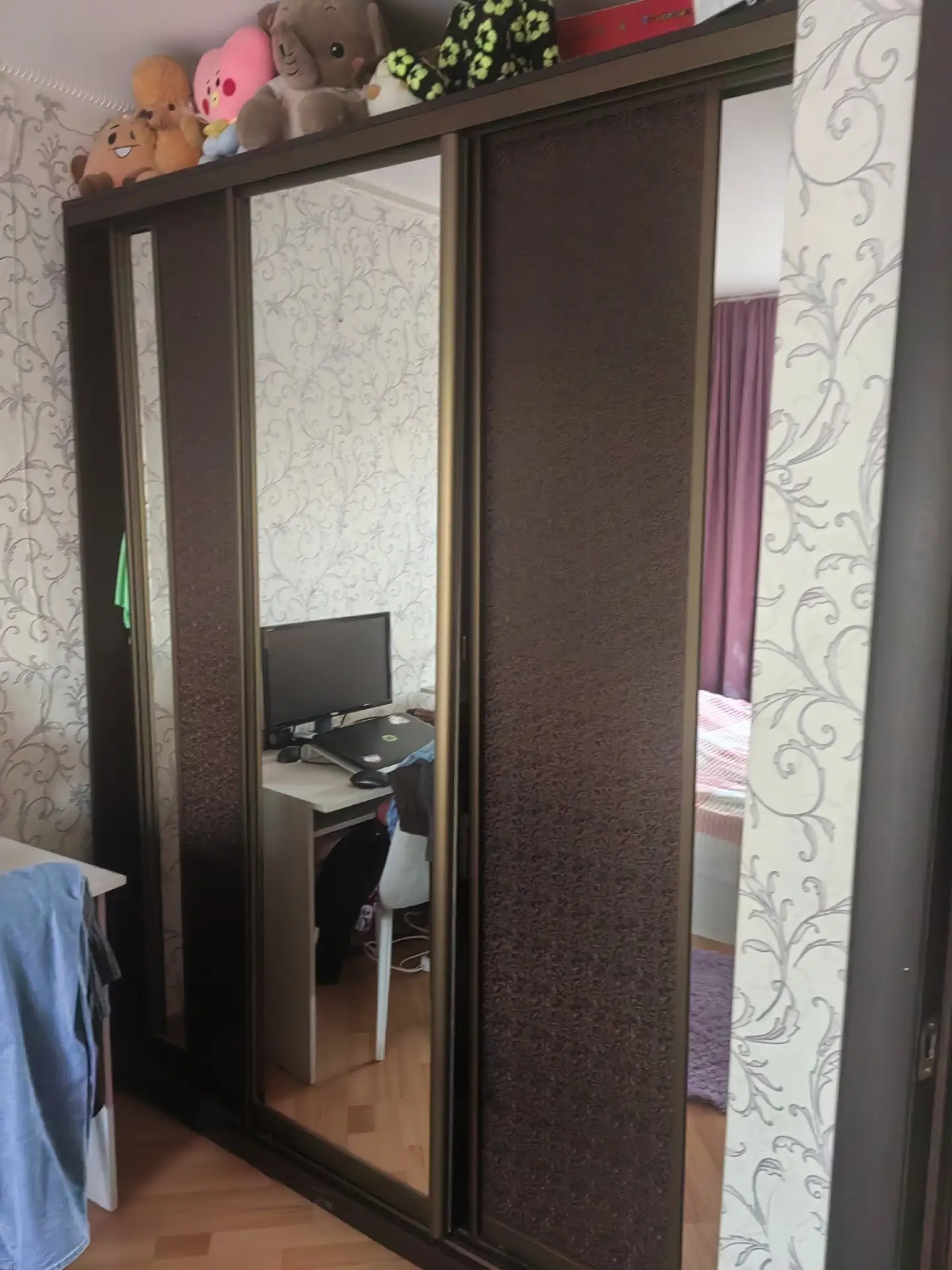 Отдам трёхстворчатый шкаф‑купе, ширина — 1,8 м.