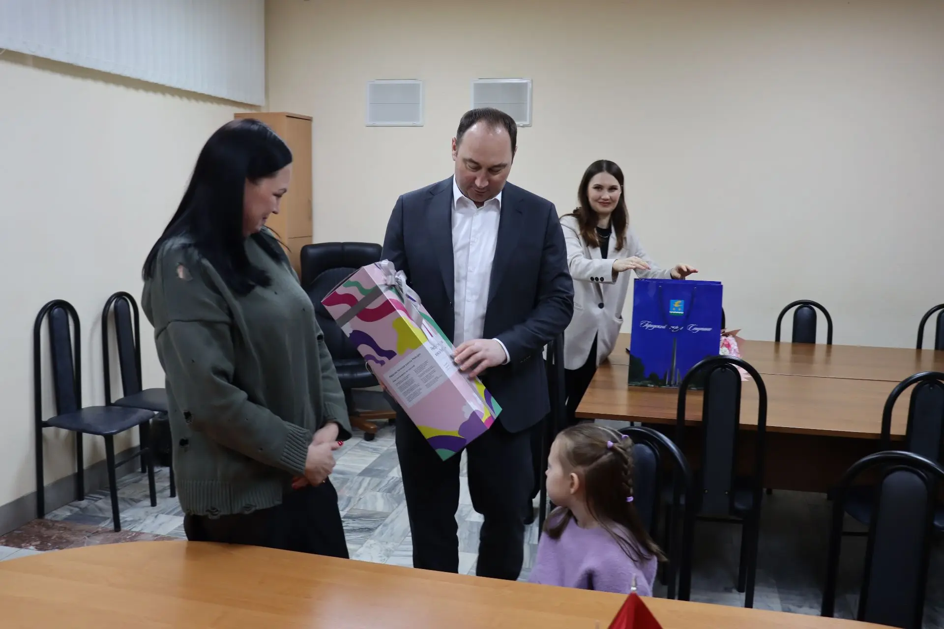 💫Сергей Мужальских поздравил с днём рождения дочь погибшего участника спецоперации Алису   Руководит