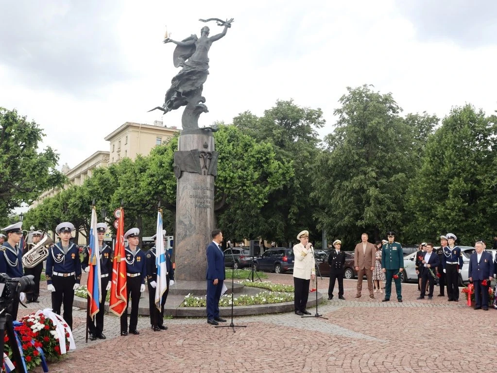 🚢На Петровской набережной состоялась торжественная церемония возложения цветов к памятнику «Морякам