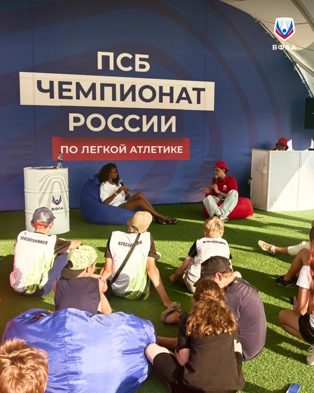 🤩 Спасибо легкоатлетам, которые после стартов были с болельщиками — своей главной поддержкой

На ПС