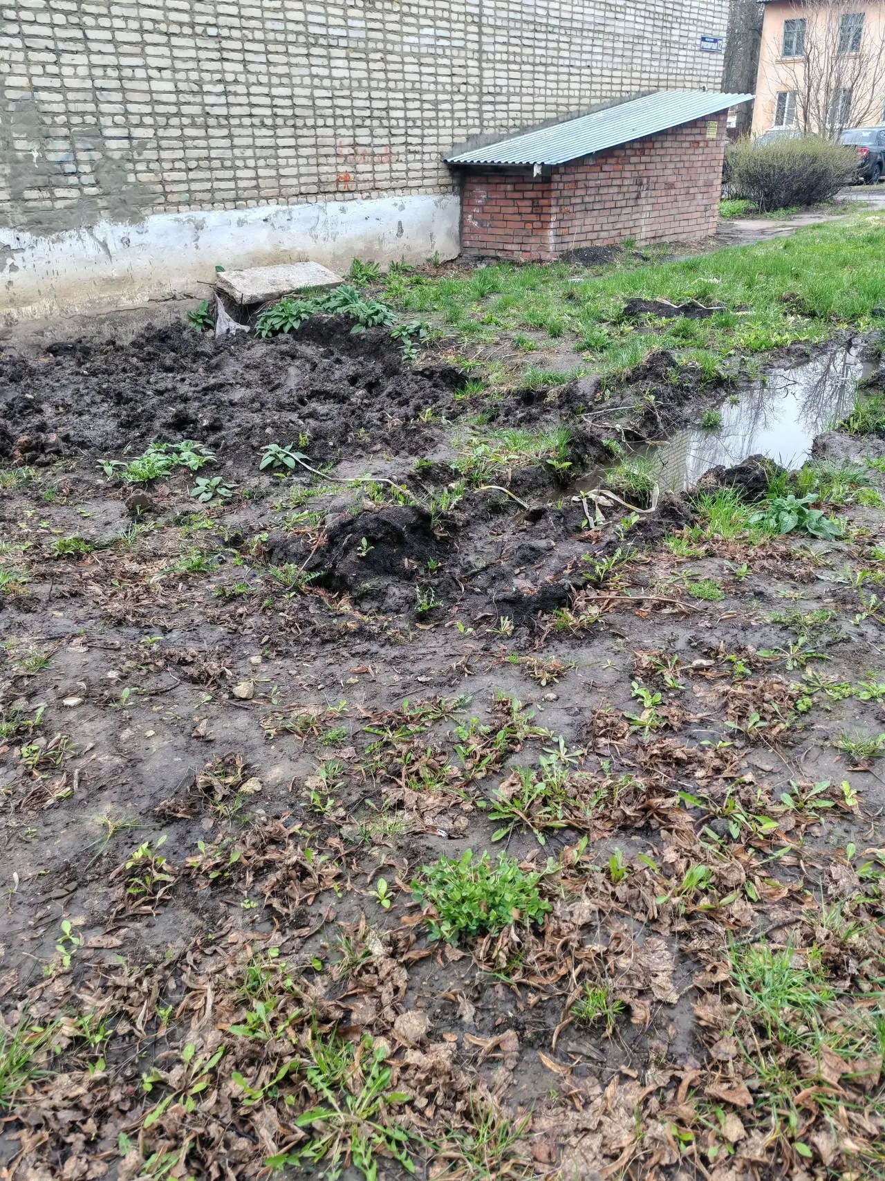 Все так хорошо в нашем городе и облагородили почти все, но вот жители переулка Транспортного, дома 1