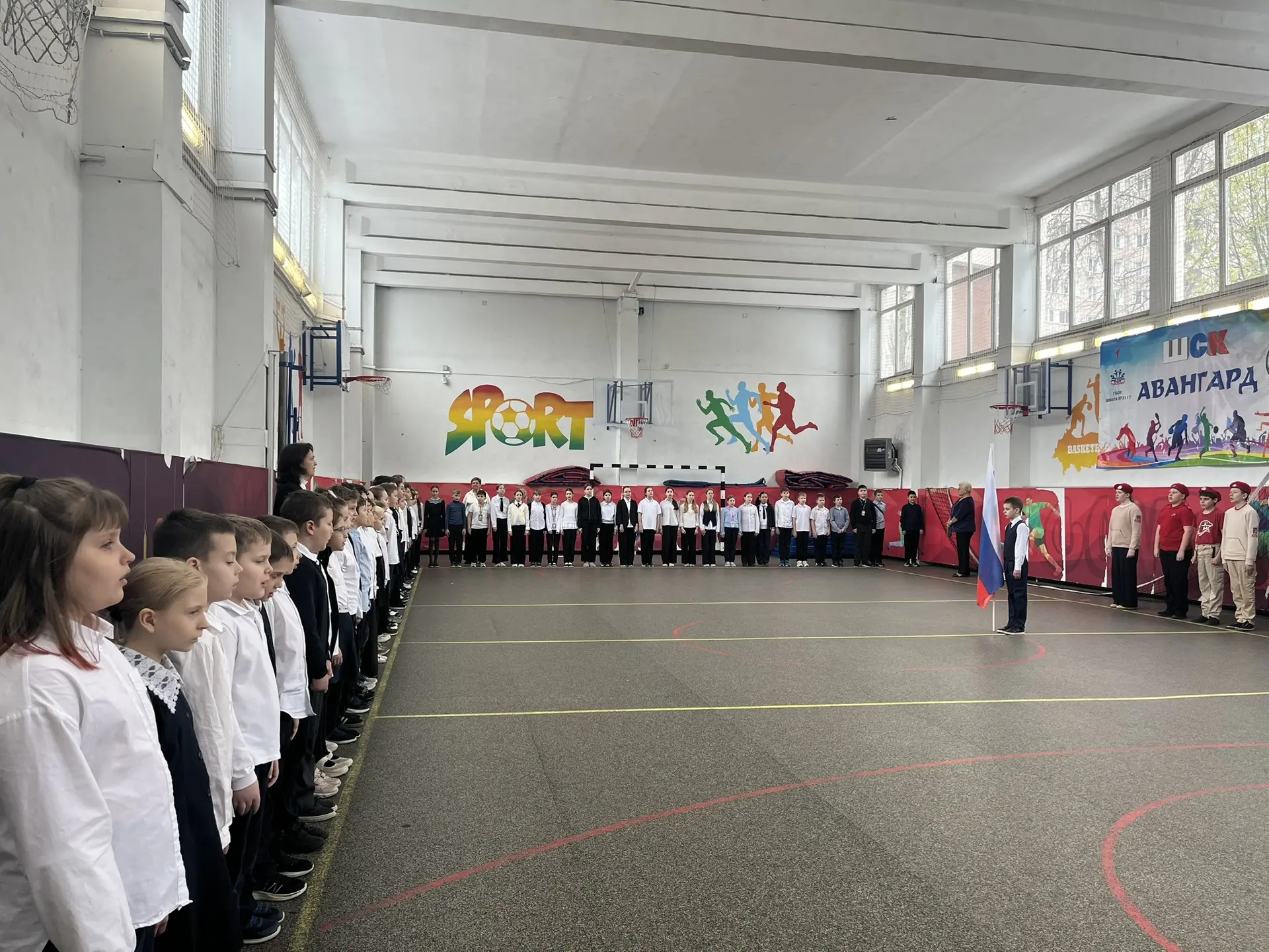 🇷🇺Церемония поднятия Государственного флага Российской Федерации  Традиционно начинаем учебную недел