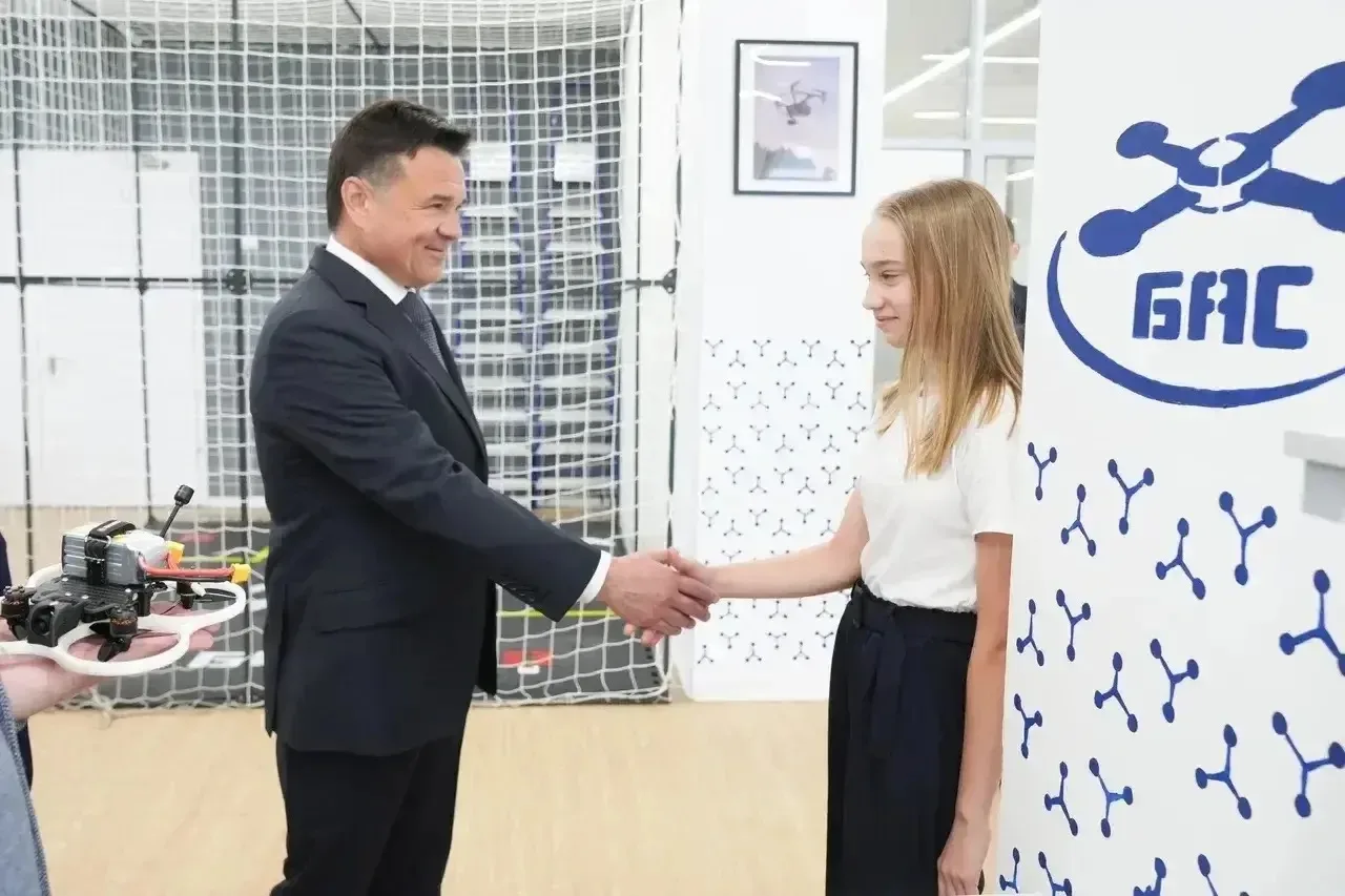 🚀 К нам приехал губернатор!  Сегодня в нашем кружке БАС (беспилотных авиационных систем) случился не