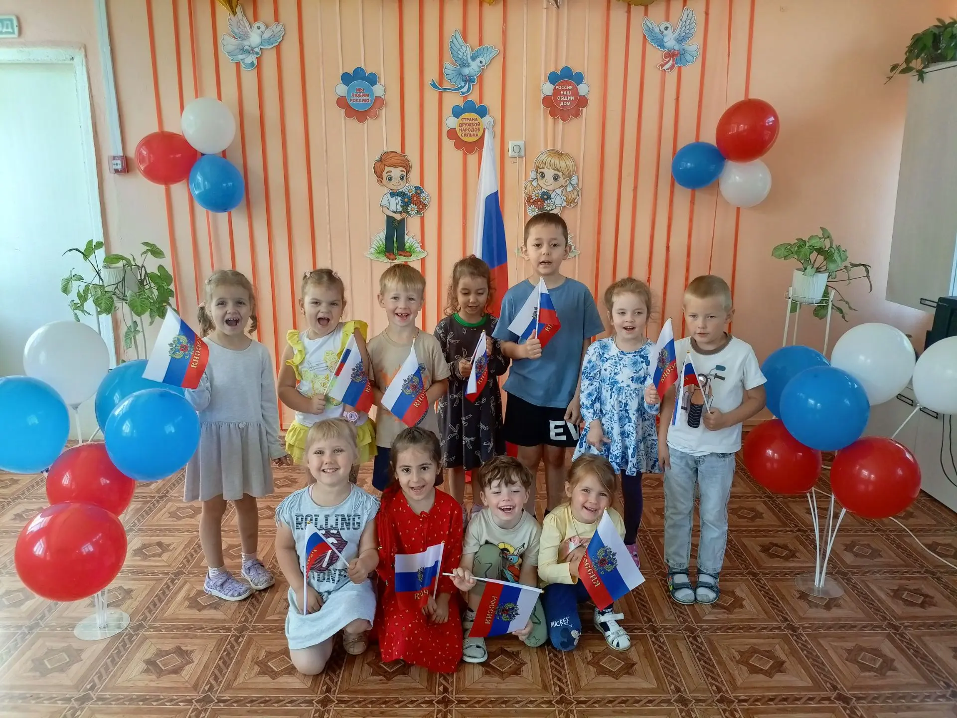 Сегодня мы были приглашены на праздник  🇷🇺  подготовительных групп. Какой праздник? Ч...