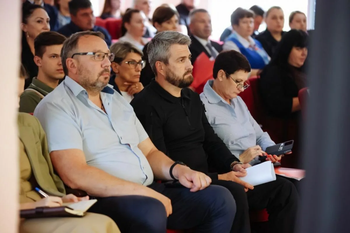 О конкурсах, местных инициативах и ремонте дорог: власти региона встретились с жителями...