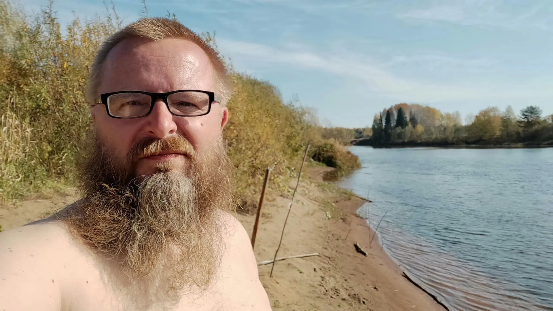 На днях сходили с сестрой троюродной вверх по реке за Твердую, река такая впадает в Мол...