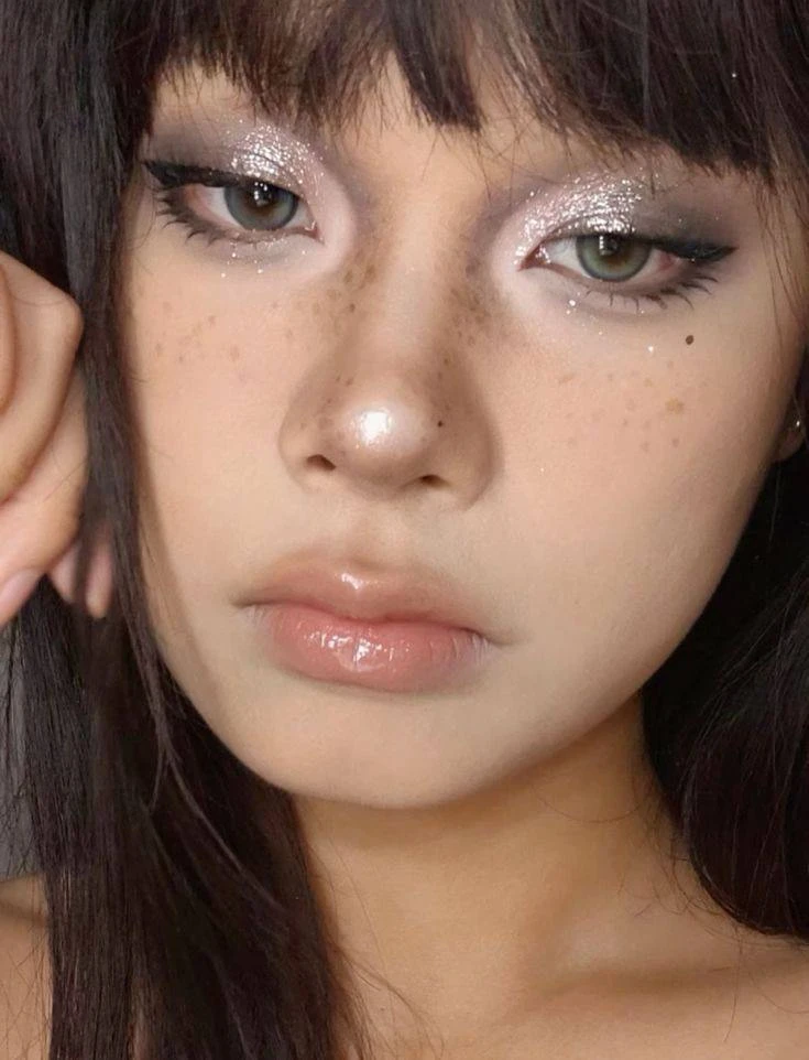 Подборка-вдохновение: cool-toned макияжи

Макияж в холодных и серых тонах прочно закрепился в тренда