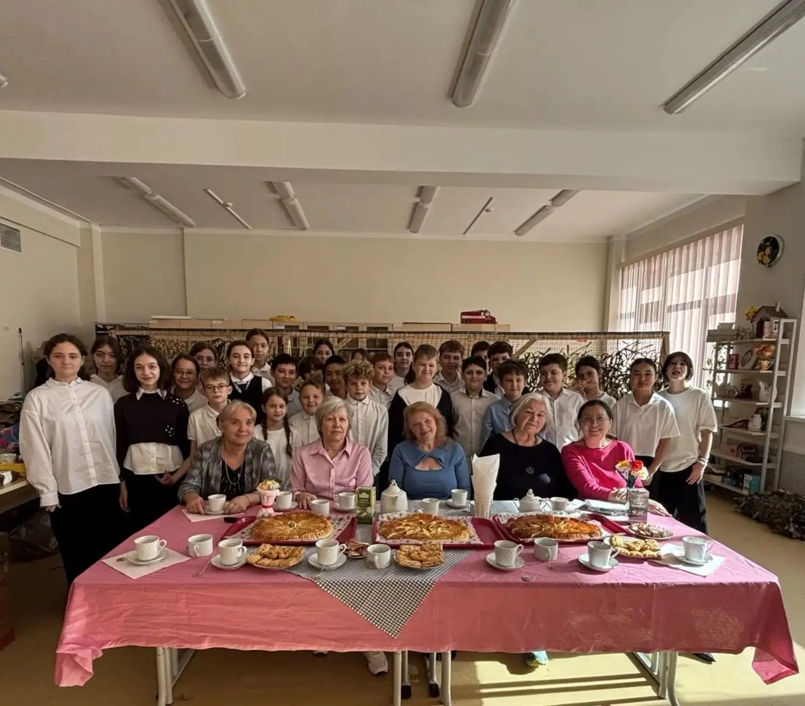2 октября в МБОУ СОШ №20 прошла встреча с бабушками ко Дню пожилого человека!