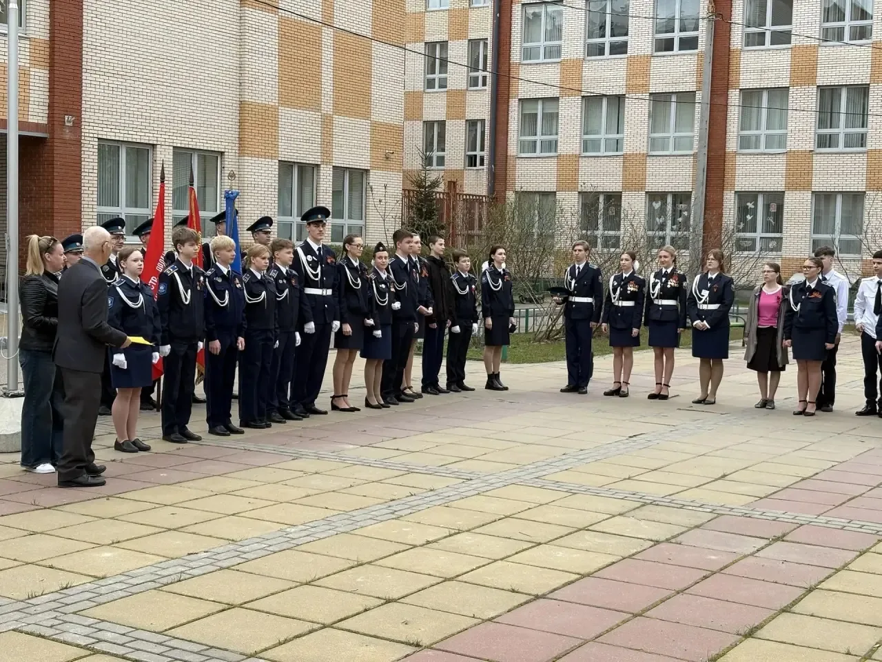 Добрый день, уважаемые гости, педагоги, учащиеся!  Сегодня в нашей школе прошла торжественная линейк