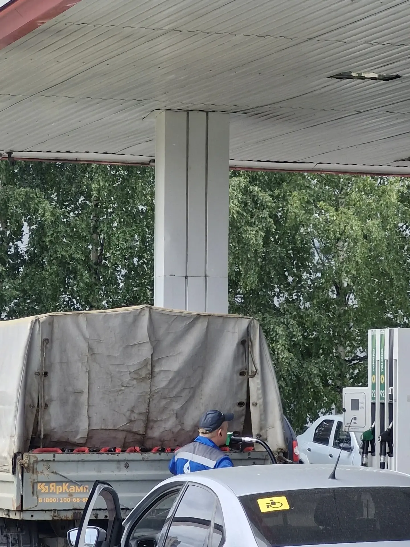 Вот из за таких персонажей очереди километровые.Требуйте таким на заправках ограничения...