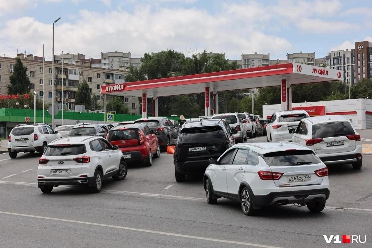 Волгоградцы снова выстроились в очереди на АЗС.

В облпромторге заявляются, что наблюдается повышенн
