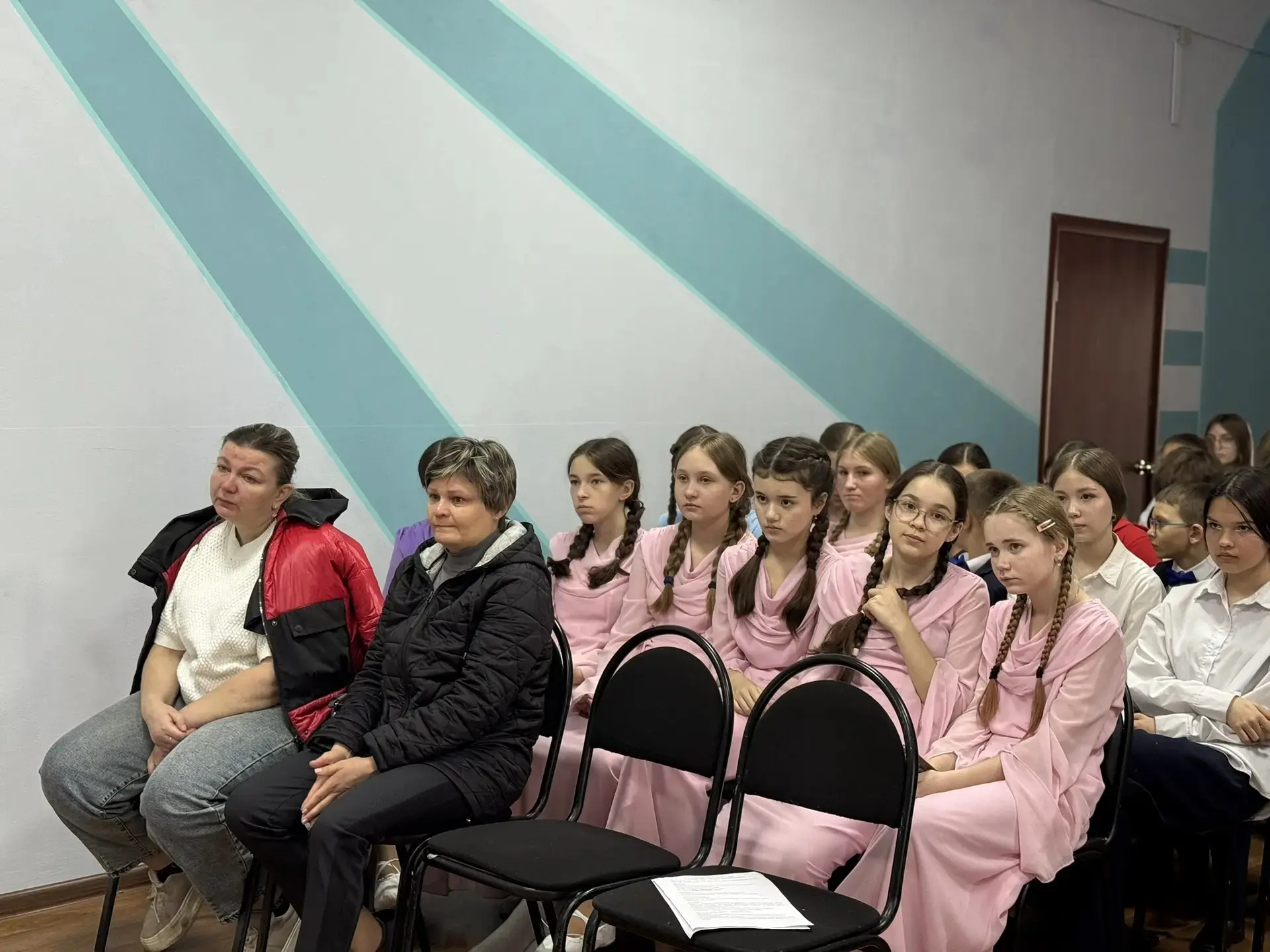 «Живая память. Герои глазами детей».  В Молодёжном центре  прошла выставка  «Живая память. Герои гла
