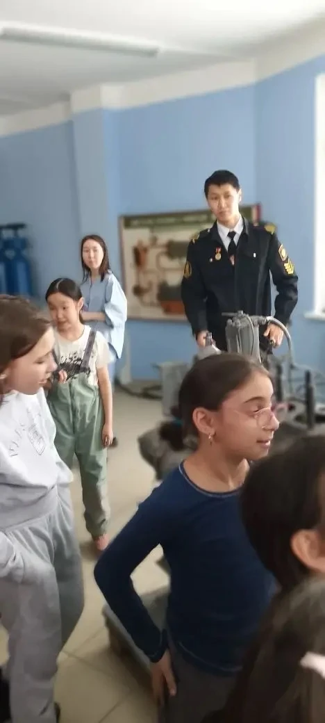 А САМЫМ МАЛЕНЬКИМ ВСЁ ТОЖЕ ИНТЕРЕСНО.  Ученикам начальной школы ещё расти и расти до возраста выпуск