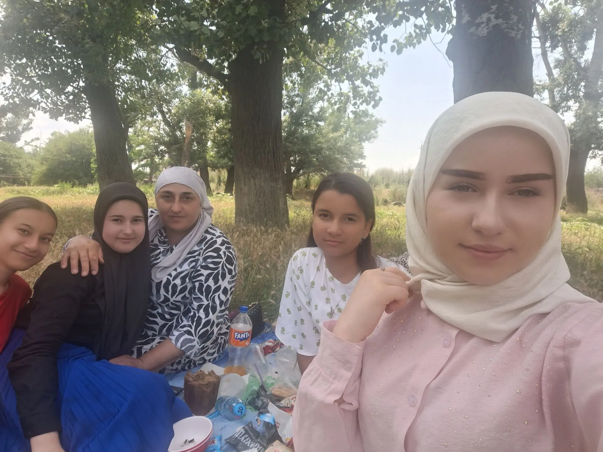 Поездка на природу с учащимися во время летнего лагеря — отличная возможность для разви...