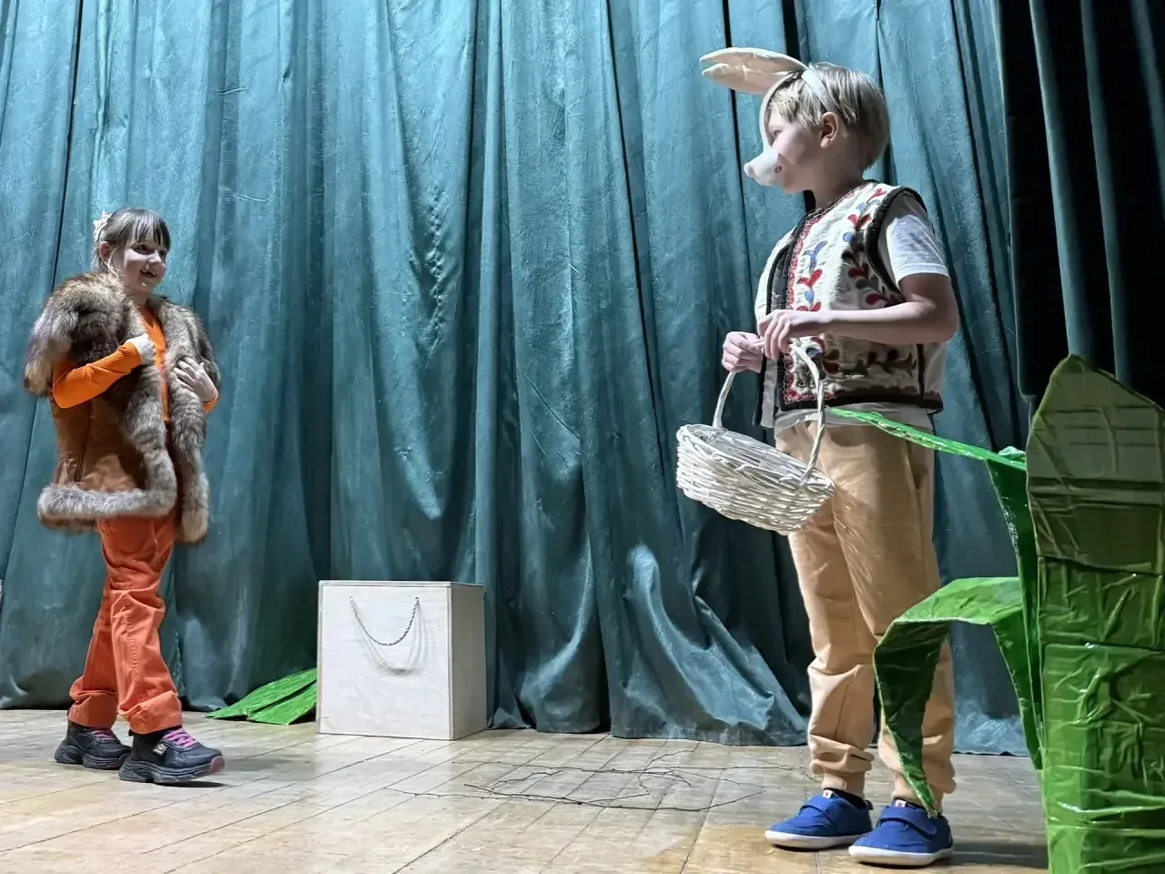 🎭 Браво, первоклассники! Успешная премьера театральной студии «11:30, или Полдвенадцатого»!  👏🎉Поздр