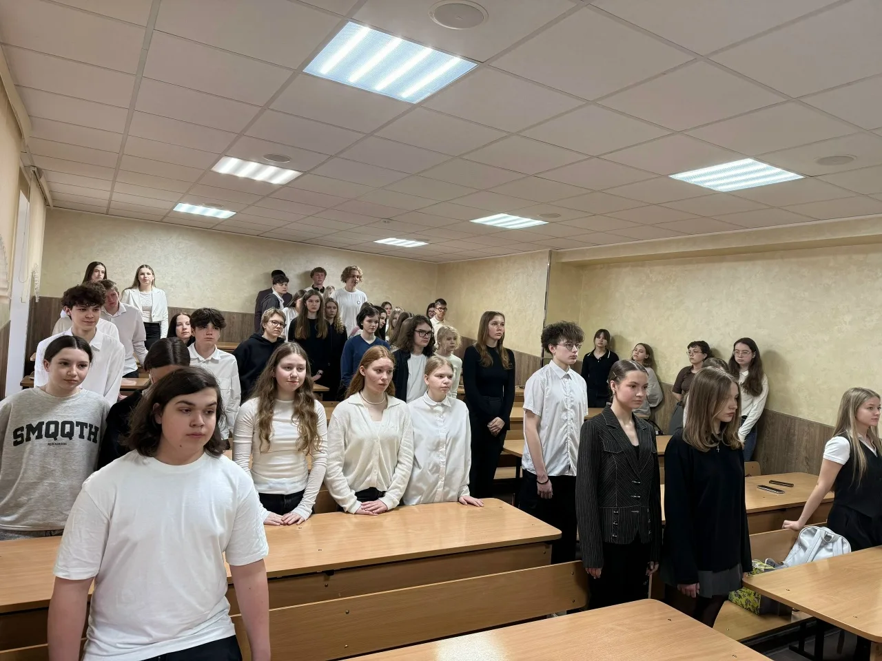 🇷🇺 Сегодня в обоих корпусах лицея состоялось поднятие государственного флага и исполнение гимна. На 