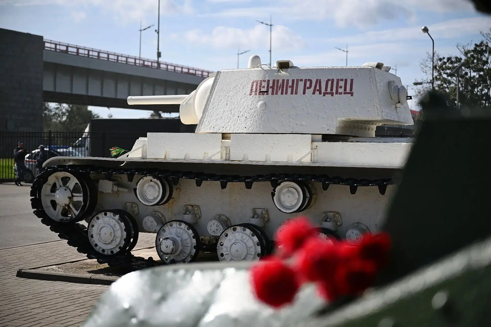 85 лет назад вокруг Ленинграда сомкнулось вражеское кольцо. Фашисты рассчитывали, что г...