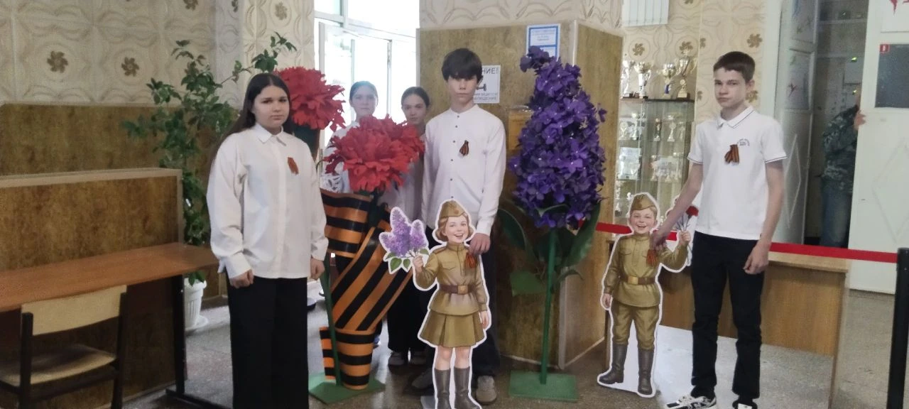 Учащиеся МБОУ "Школа 156" приняли участие в социально--значимую патриотических акциях " Окна Победы"