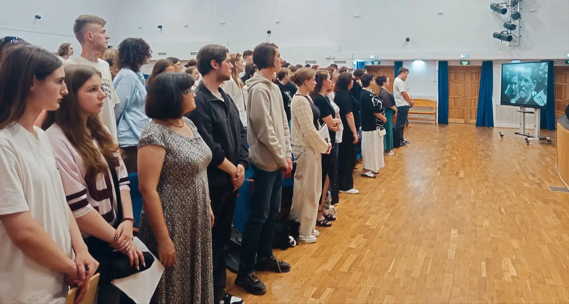 Сегодня, в День памяти и скорби, студенты и преподаватели  колледжа искусств вместе со всей страной 