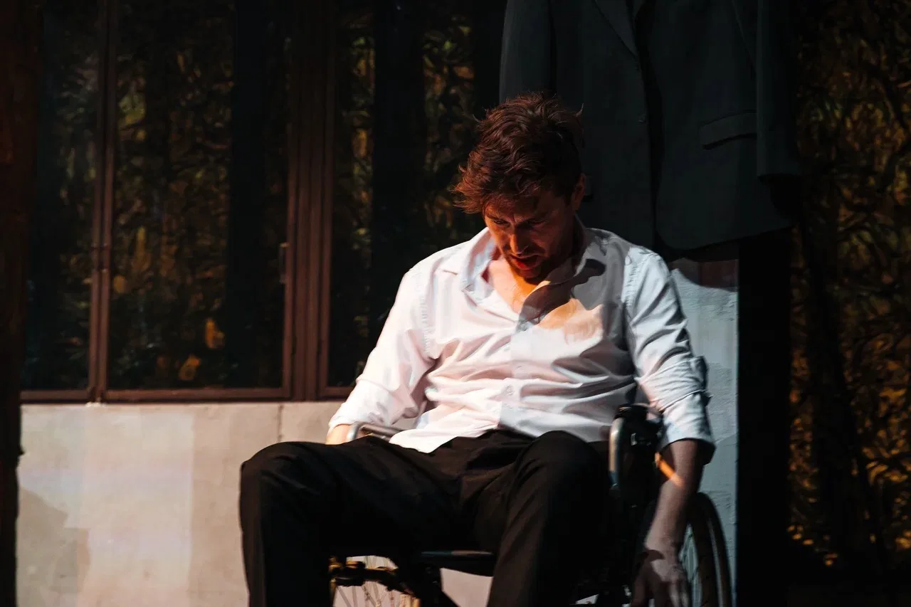 Куркыныч, авыр, тетрәндергеч… әмма сез аны тагын бер карар идегез.  🎭 «Тәрәзәмә кем шакый?» — нәкъ ш