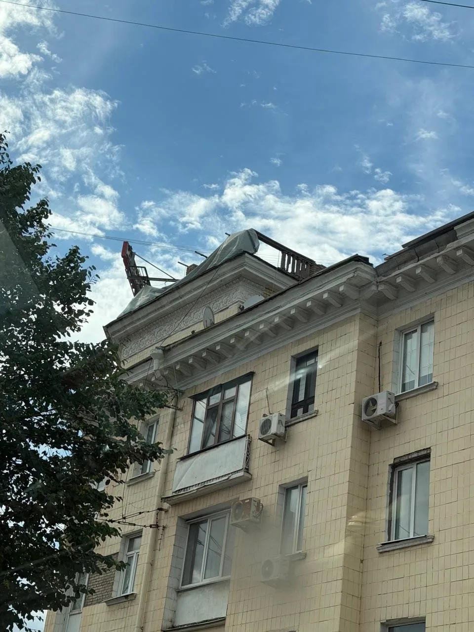 На Советской делают крышу в ещё одном доме