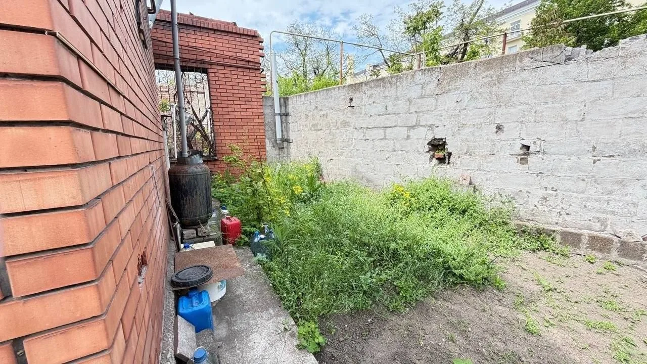 Продаётся дом 74 м², пострадавший во время БД.  Документы оформлены в Росреестре.  Земельный участок