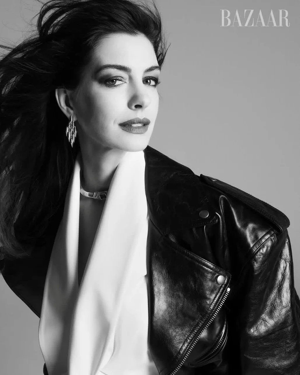 Роковая Энн Хэтэуэй для апрельского выпуска Harper’s Bazaar❤️🩵  В интервью 43-летняя актриса рассказ