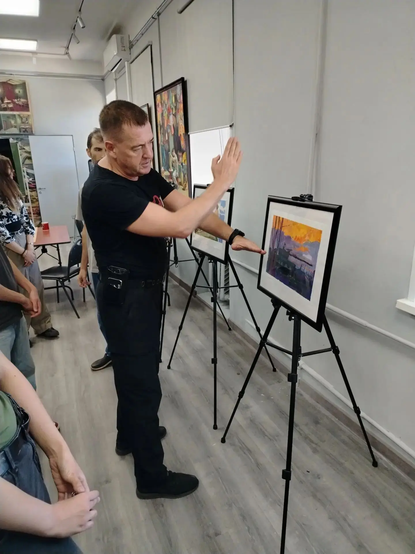 🖼 В Приморском краевом художественном колледже представлена экспозиция, отражающая рез...