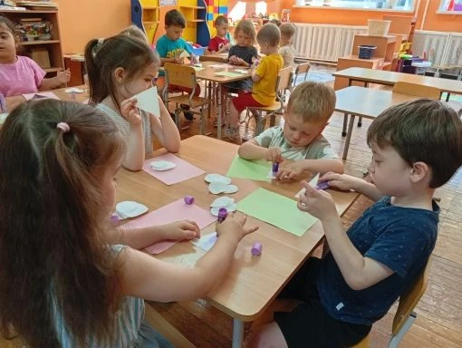 Ура! Мы дождались настоящего тепла! Наши "Звёздочки" сразу захотели мороженого — и не стали ждать, а