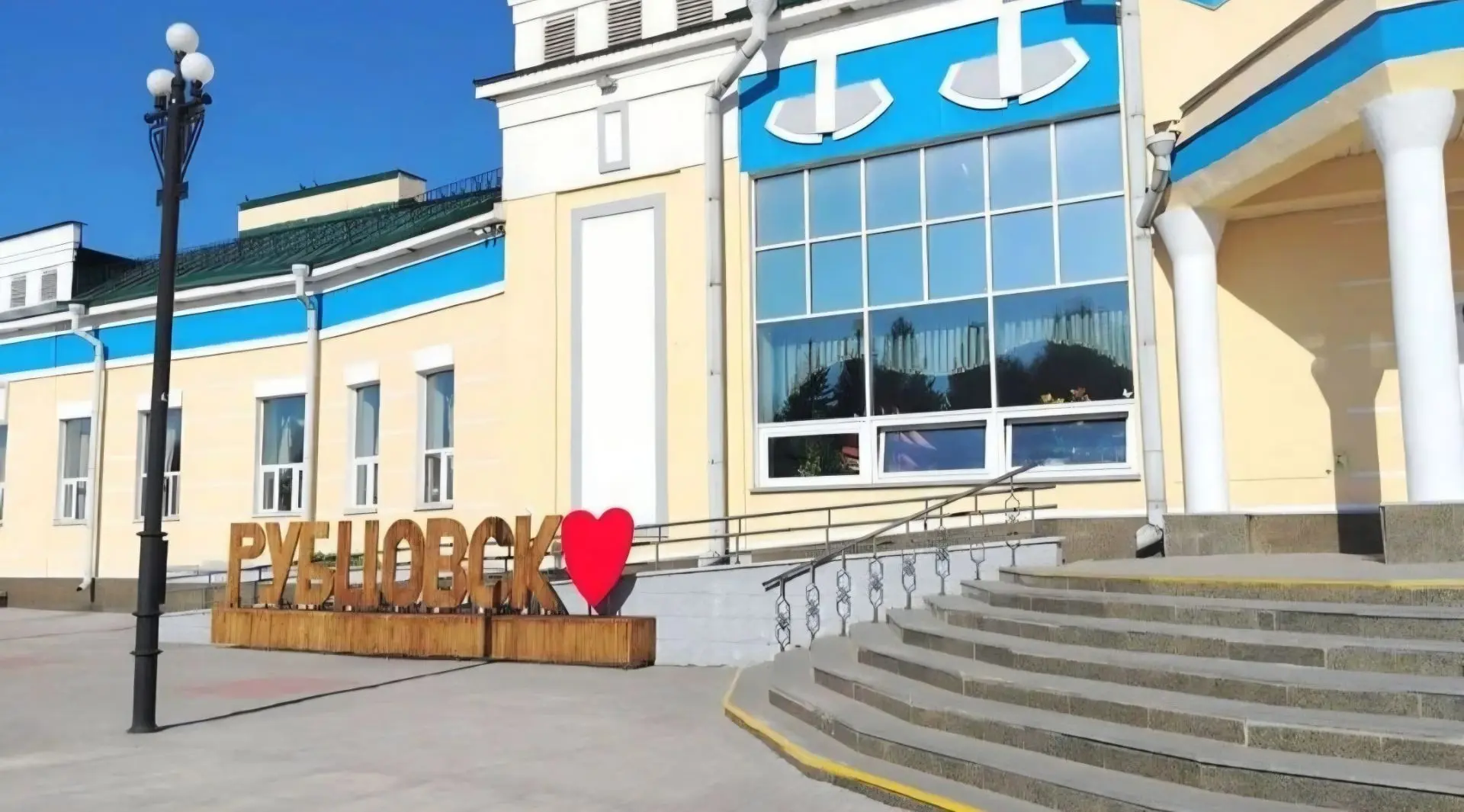 На железнодорожном вокзале Рубцовска в Алтайском крае появился новый арт-объект под наз...