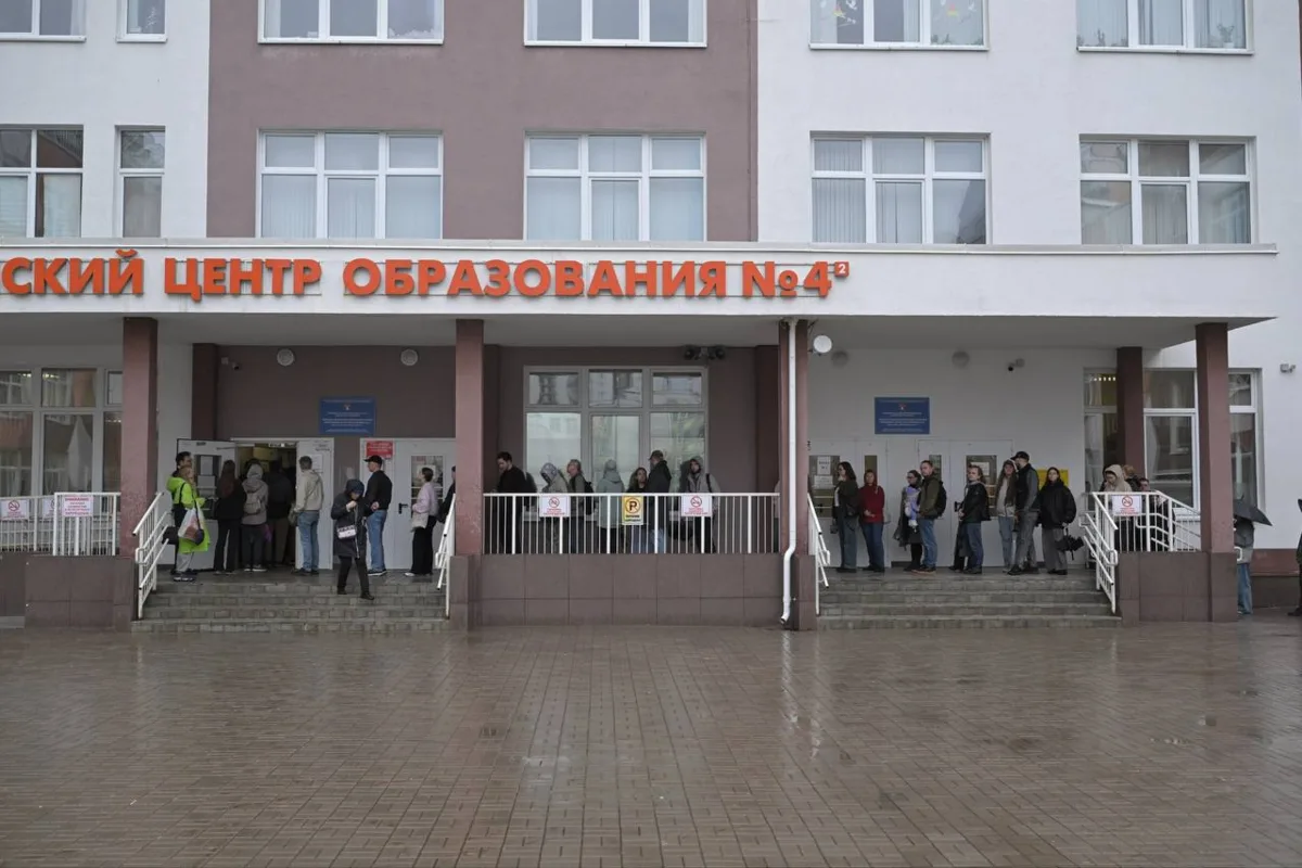 Очереди образовались на избирательных участках в Петербурге