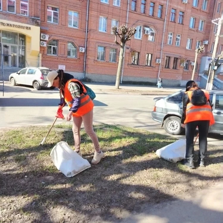 Главная задача весеннего сезона - наведение чистоты и порядка!  Продолжаются работы по сбору мусора,