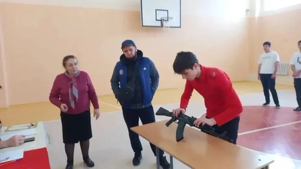 Проведение военно-спортивной эстафеты среди учащихся 10-х классов  В рамках месячника военно-патриот