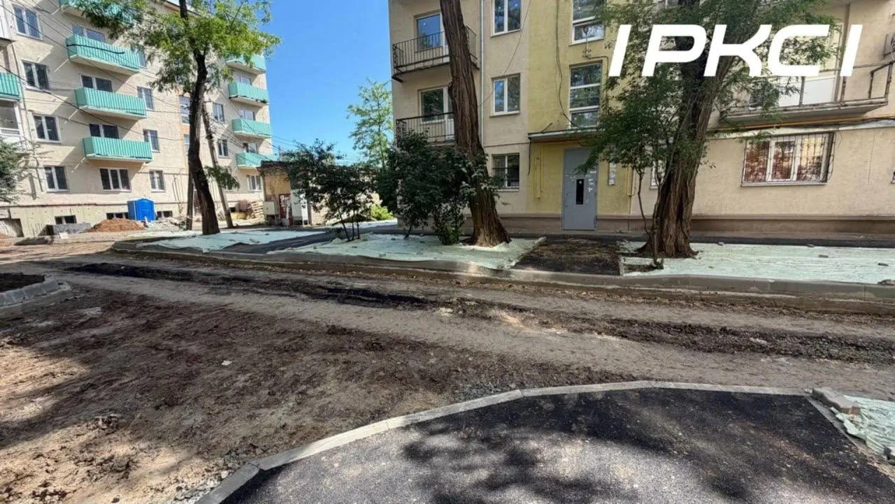 Благоустраивают двор на переулке Днепропетровском