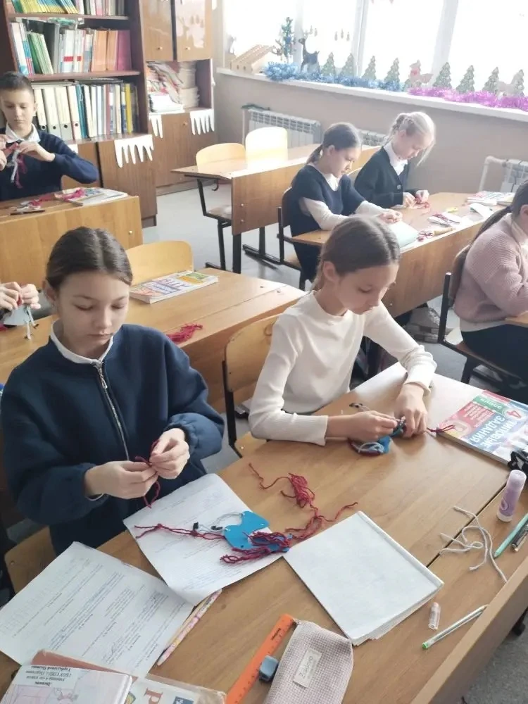 В преддверии Нового 2026 года, который пройдет под покровительством лошади, ребята 4"А" класса  учас